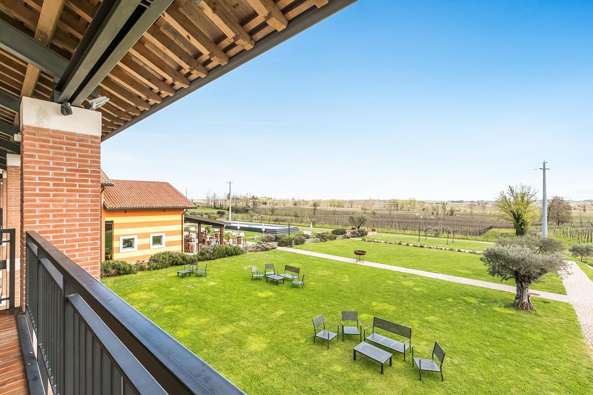 Almavite Wine Resort With Pool デセンツァーノ・デル・ガルダ エクステリア 写真