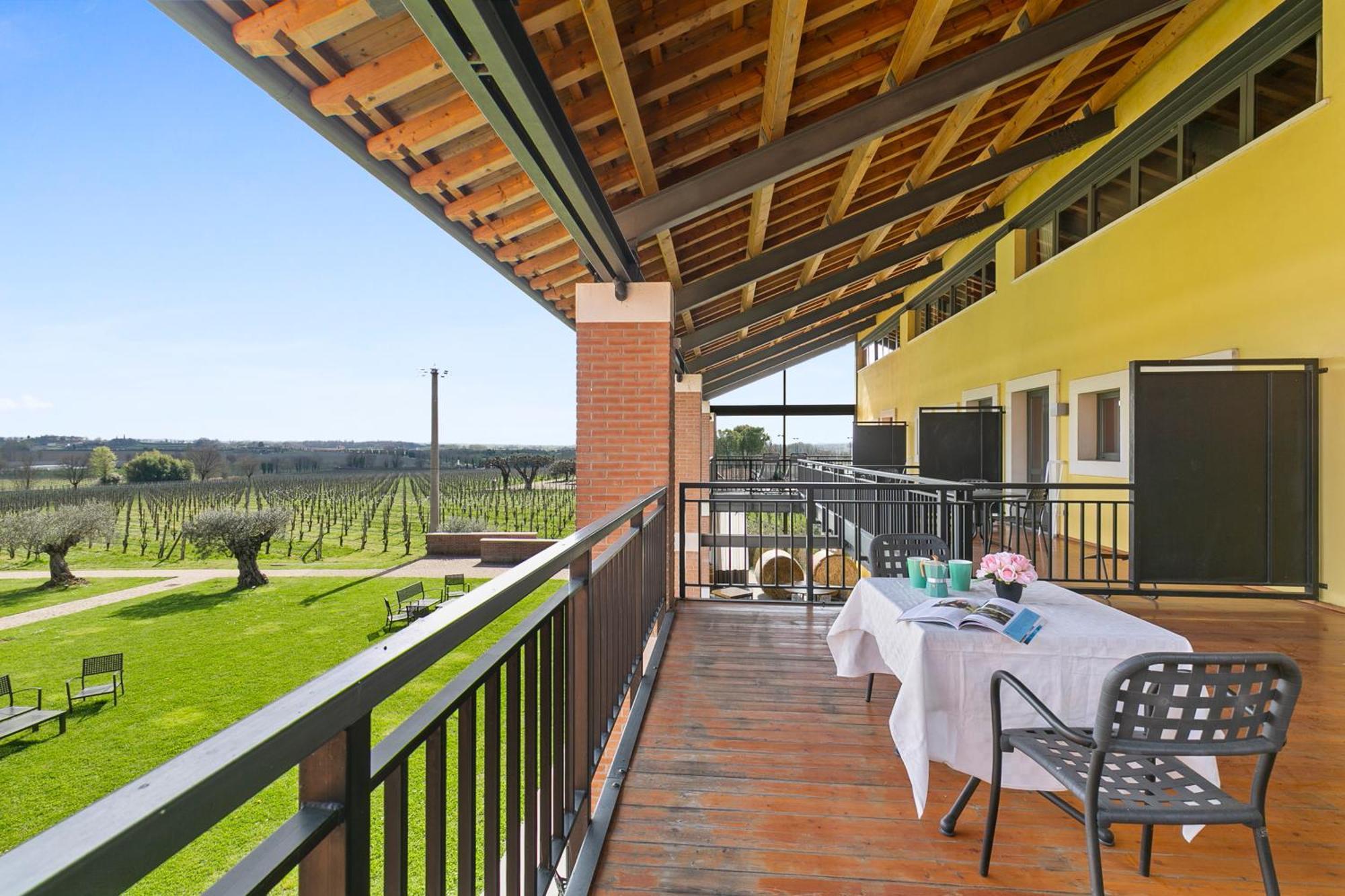 Almavite Wine Resort With Pool デセンツァーノ・デル・ガルダ エクステリア 写真