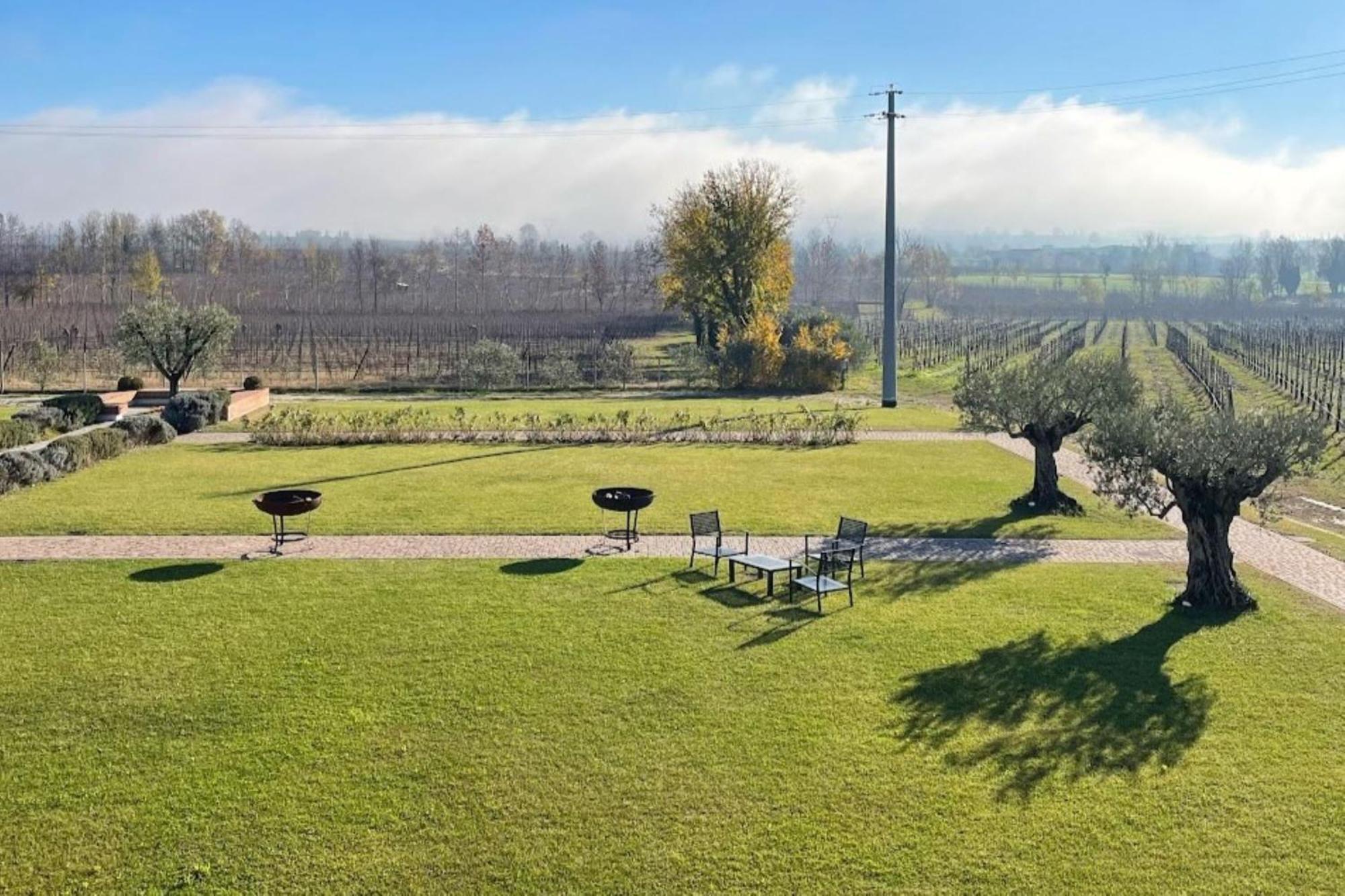 Almavite Wine Resort With Pool デセンツァーノ・デル・ガルダ エクステリア 写真